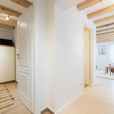 Red Fountain Apartment *