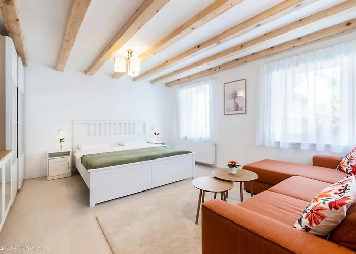 Red Fountain Apartment *