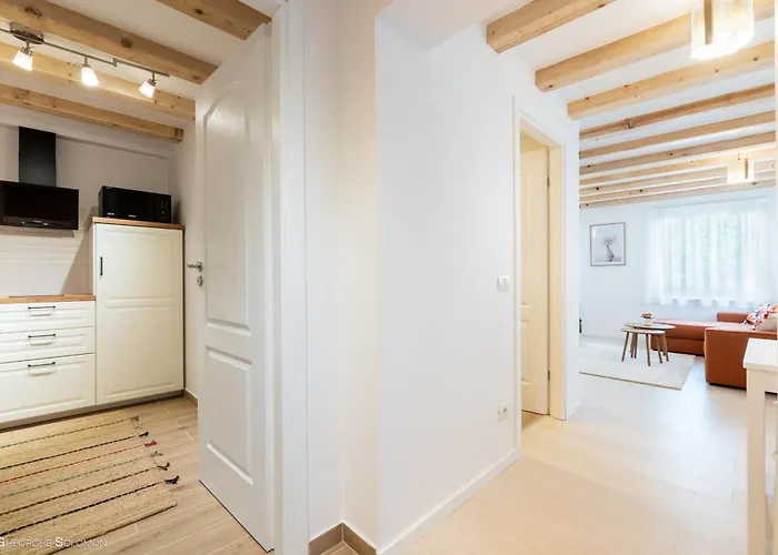 Red Fountain Apartment *